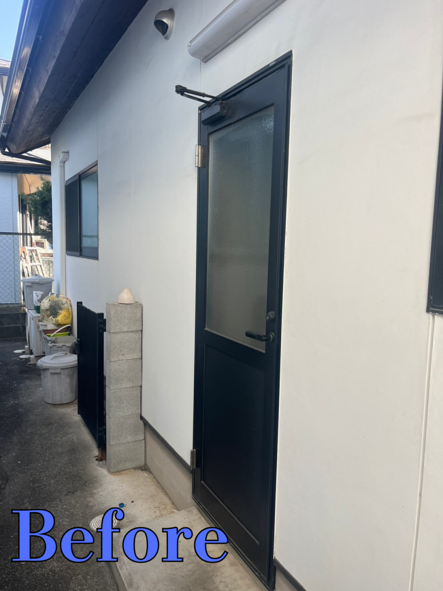 原口建材店 熊本の勝手口ドア取替の施工前の写真1