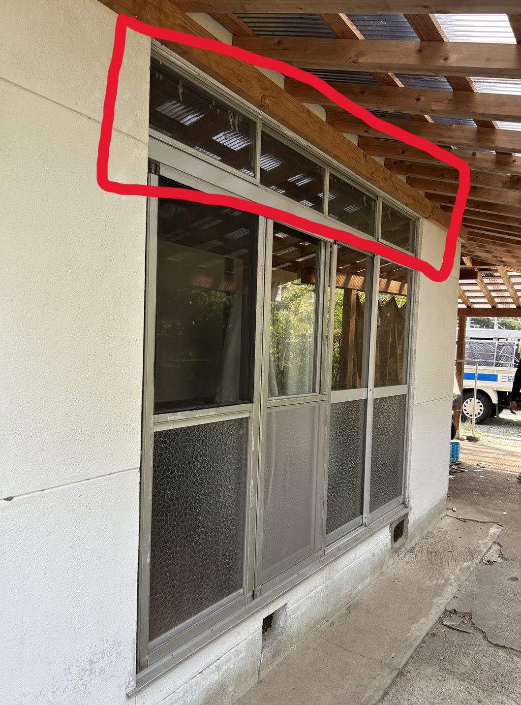 八鹿アルミ 福知山店のランマ付きの窓をなしにリフォーム!【外窓交換】の施工事例詳細写真1