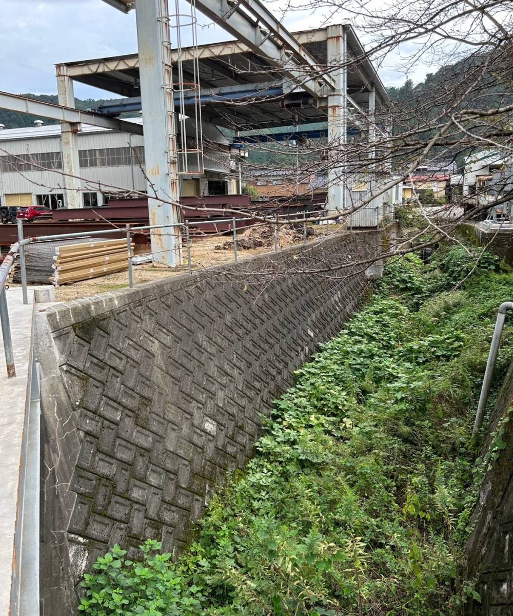 八鹿アルミ 福知山店のフェンス施工の施工前の写真1