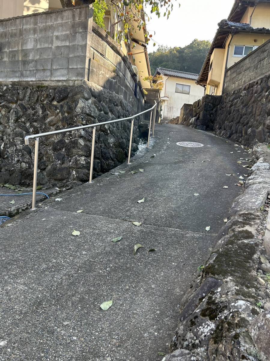 八鹿アルミ 福知山店の急な坂道にはの施工後の写真1