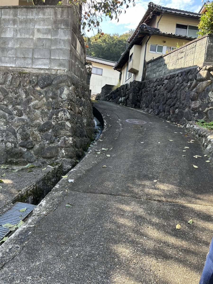 八鹿アルミ 福知山店の急な坂道にはの施工前の写真1