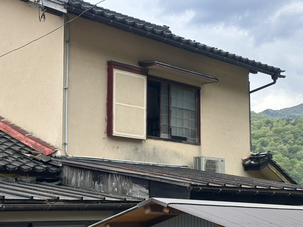 八鹿アルミ 福知山店のカバー工法であっという間に新しい窓に!【外窓交換】の施工前の写真1