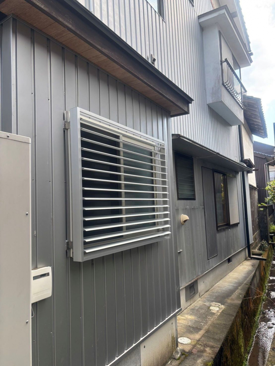 八鹿アルミ 福知山店の目隠しと採風の良いとこどり!【目隠し可動ルーパーの取付】の施工後の写真1