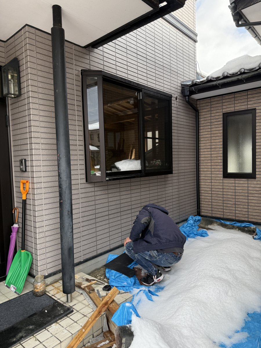 八鹿アルミ 福知山店の出窓から大きな窓への施工前の写真1