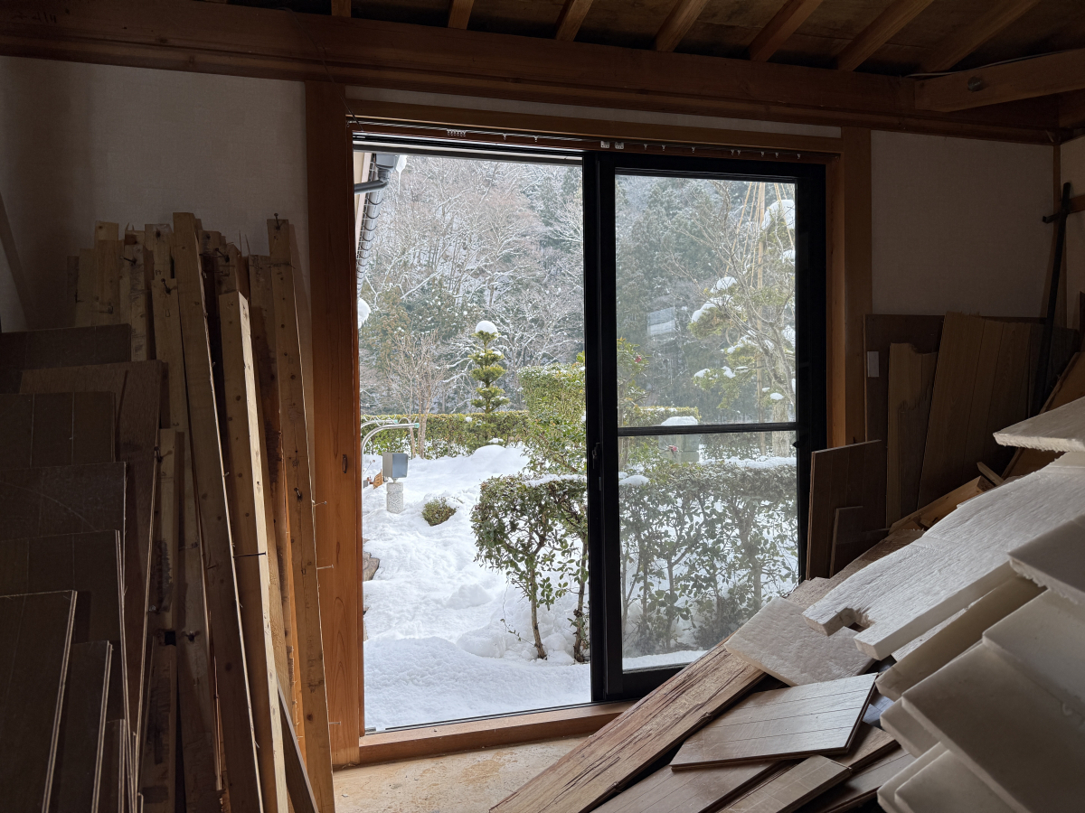 八鹿アルミ 福知山店のお部屋に合わせて外窓をリフォームの施工前の写真1