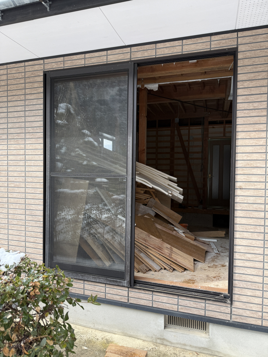 八鹿アルミ 福知山店のお部屋に合わせて外窓をリフォームの施工前の写真2