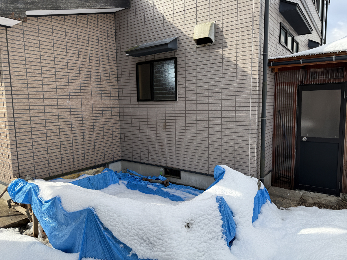 八鹿アルミ 福知山店の増築リフォーム【勝手口ドアの取付】の施工前の写真1