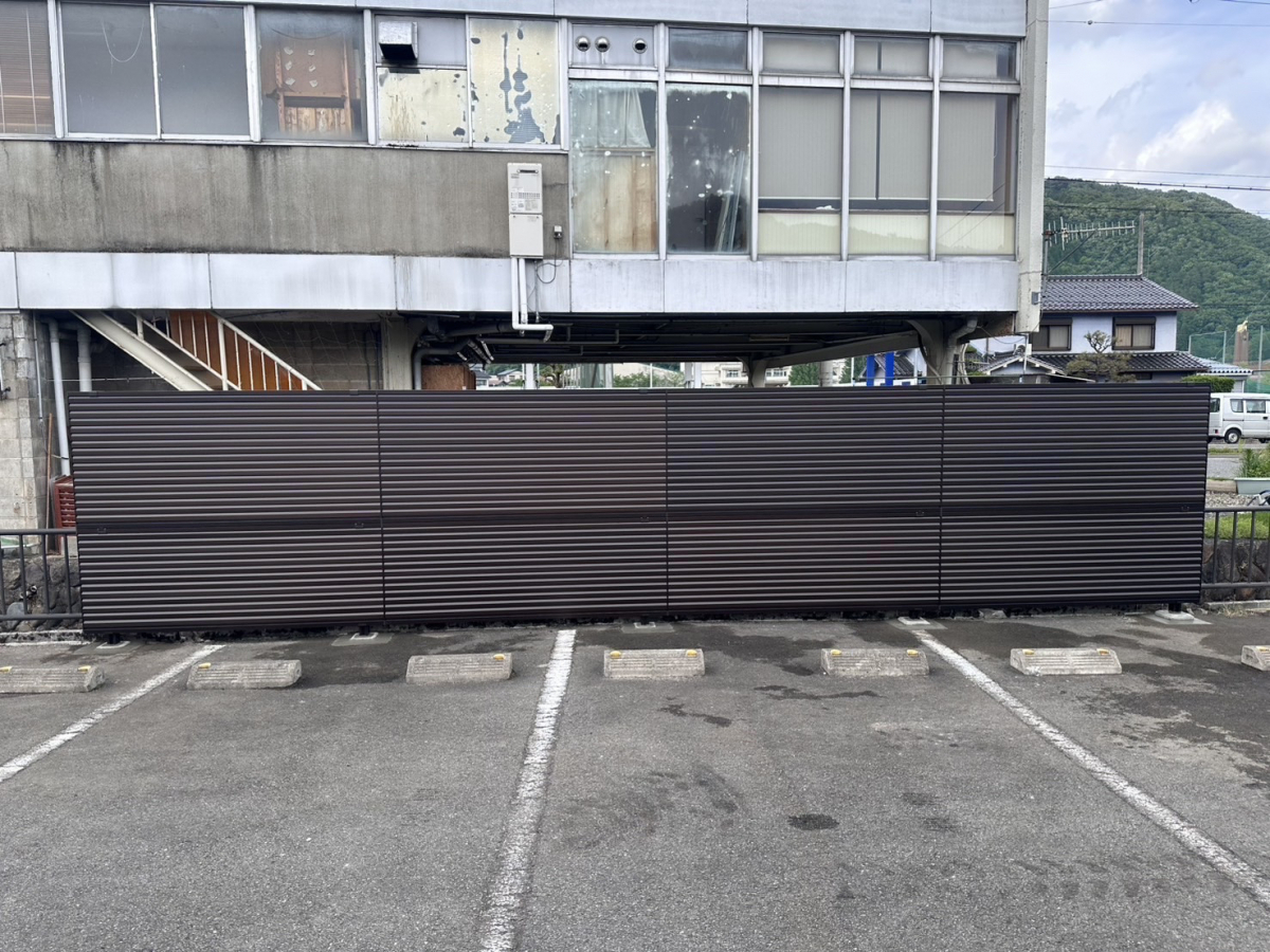 八鹿アルミ 福知山店の目隠し用に!【フェンスの取付】の施工後の写真1