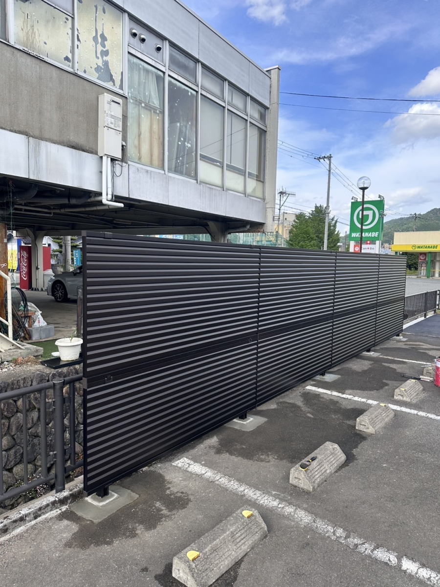 八鹿アルミ 福知山店の目隠し用に!【フェンスの取付】の施工後の写真2