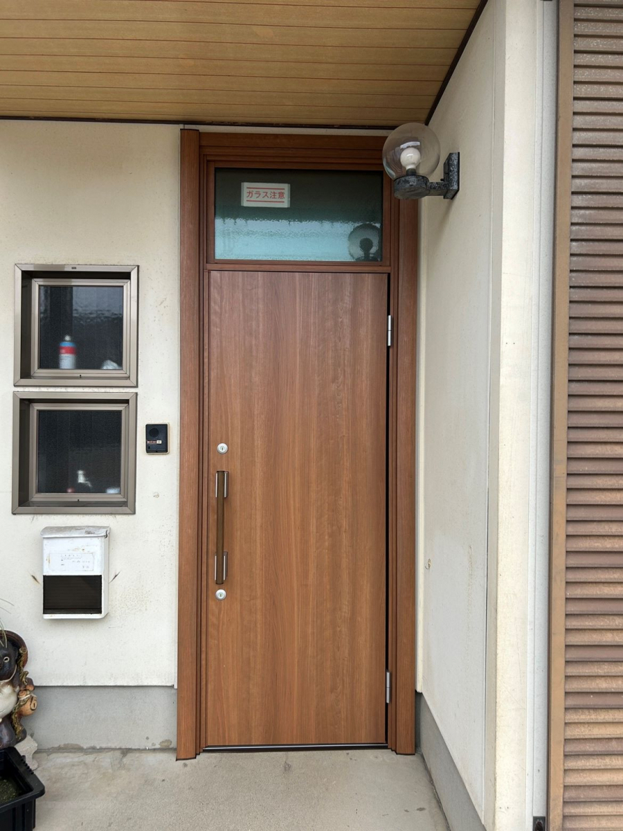 八鹿アルミ 福知山店の窓とセットで超お得‼【玄関リフォーム】の施工後の写真1