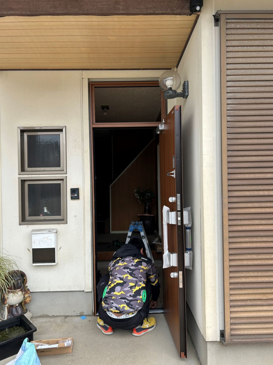 八鹿アルミ 福知山店の窓とセットで超お得‼【玄関リフォーム】の施工前の写真3