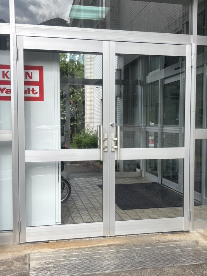 八鹿アルミ 福知山店の開きにくい出入口を快適に!【出入口の交換】の施工後の写真1