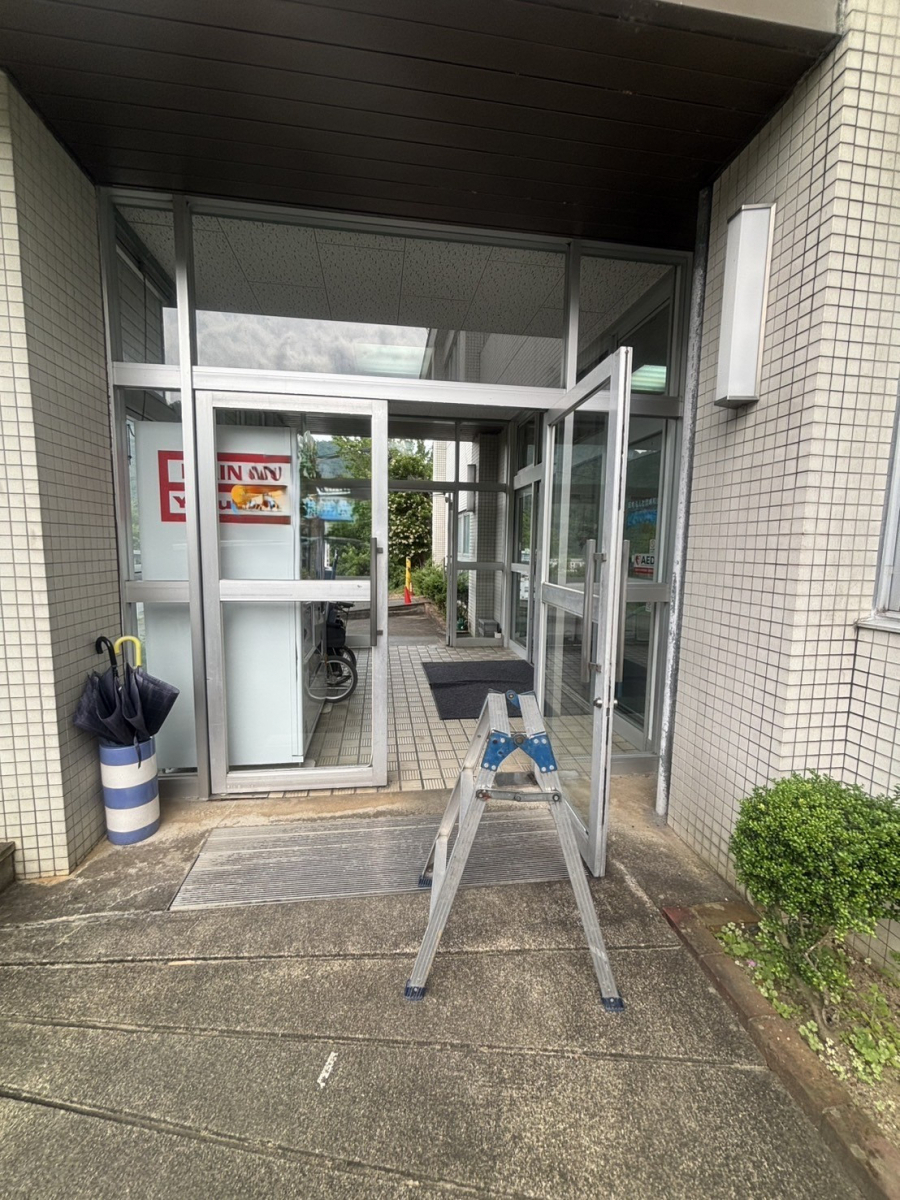 八鹿アルミ 福知山店の開きにくい出入口を快適に!【出入口の交換】の施工前の写真1