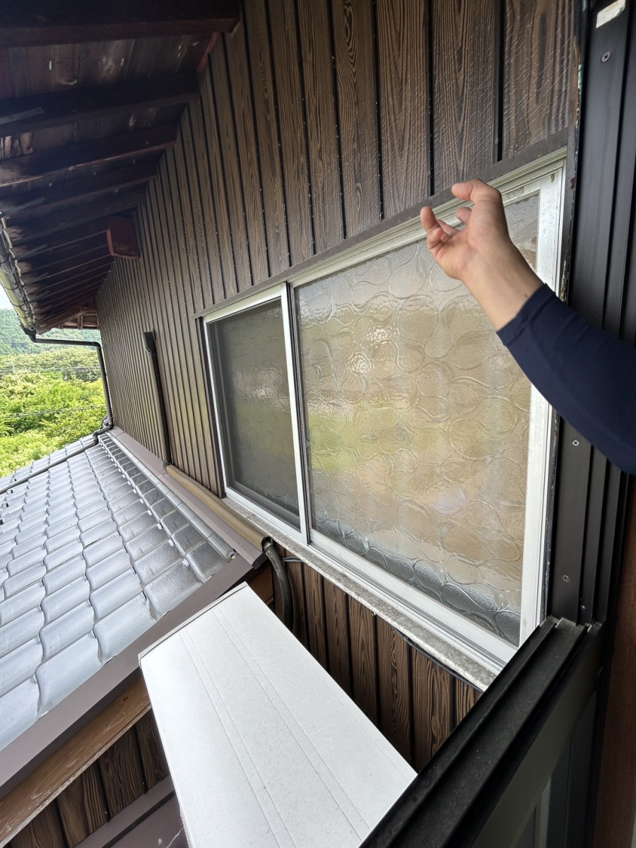 八鹿アルミ 福知山店の見た目も美しく!ガタツキ・開きにくいなら、【外窓交換】の施工前の写真1