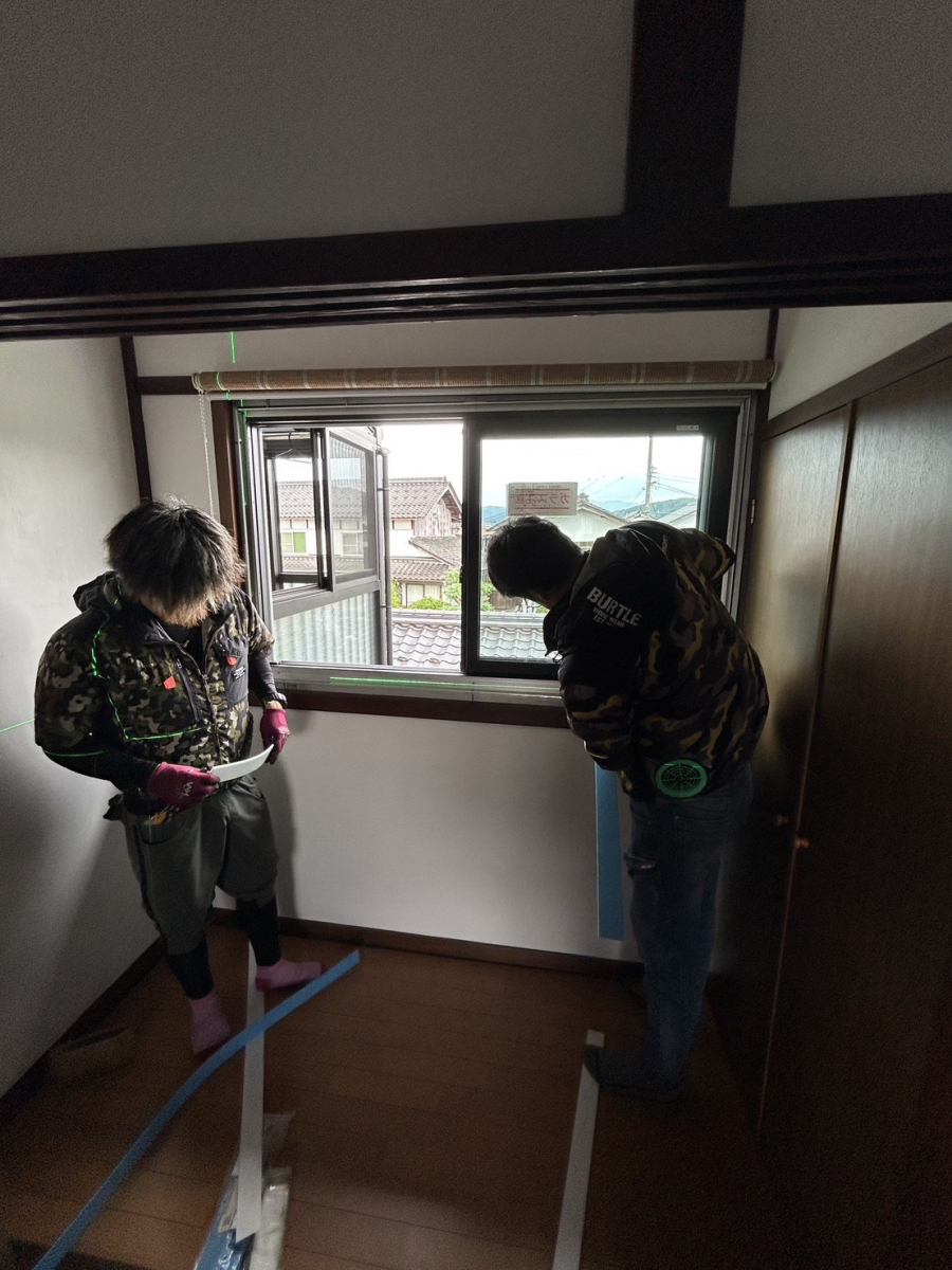 八鹿アルミ 福知山店の見た目も美しく!ガタツキ・開きにくいなら、【外窓交換】の施工前の写真2