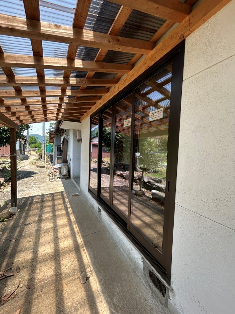 八鹿アルミ 福知山店のランマ付きの窓をなしにリフォーム!【外窓交換】の施工後の写真1
