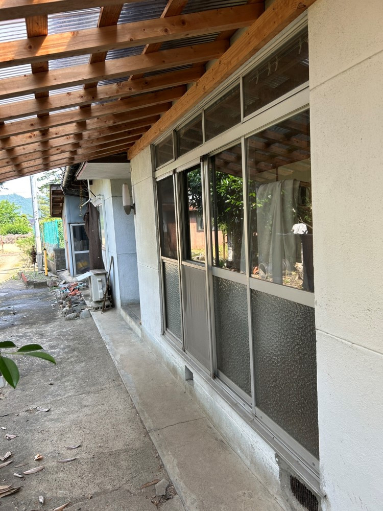 八鹿アルミ 福知山店のランマ付きの窓をなしにリフォーム!【外窓交換】の施工前の写真1