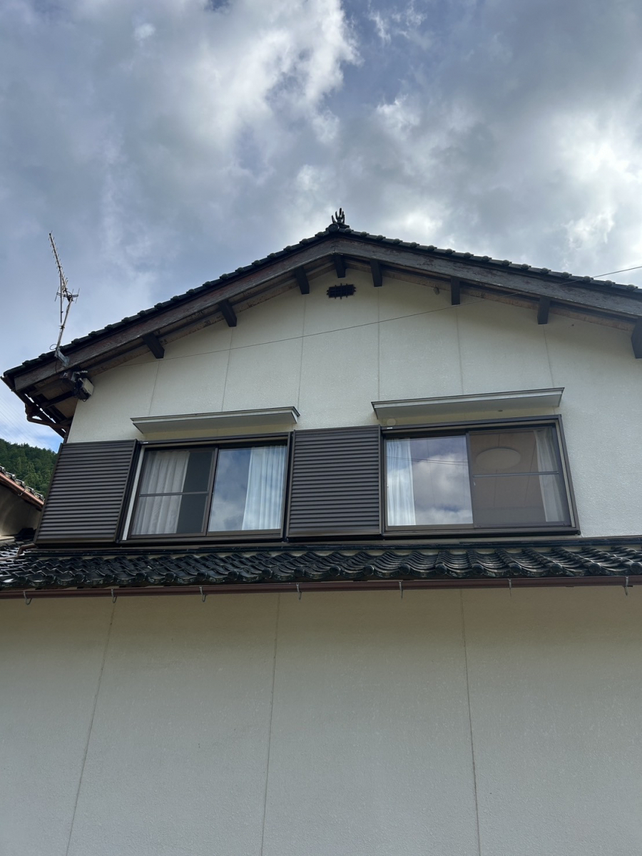 八鹿アルミ 福知山店の台風・災害対策に!【雨戸の取り付け】の施工後の写真1