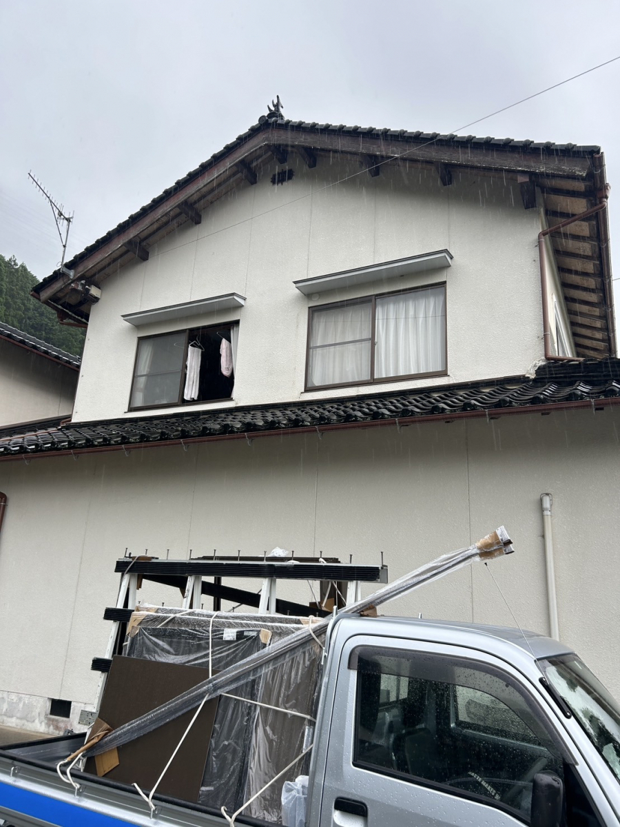 八鹿アルミ 福知山店の台風・災害対策に!【雨戸の取り付け】の施工前の写真1
