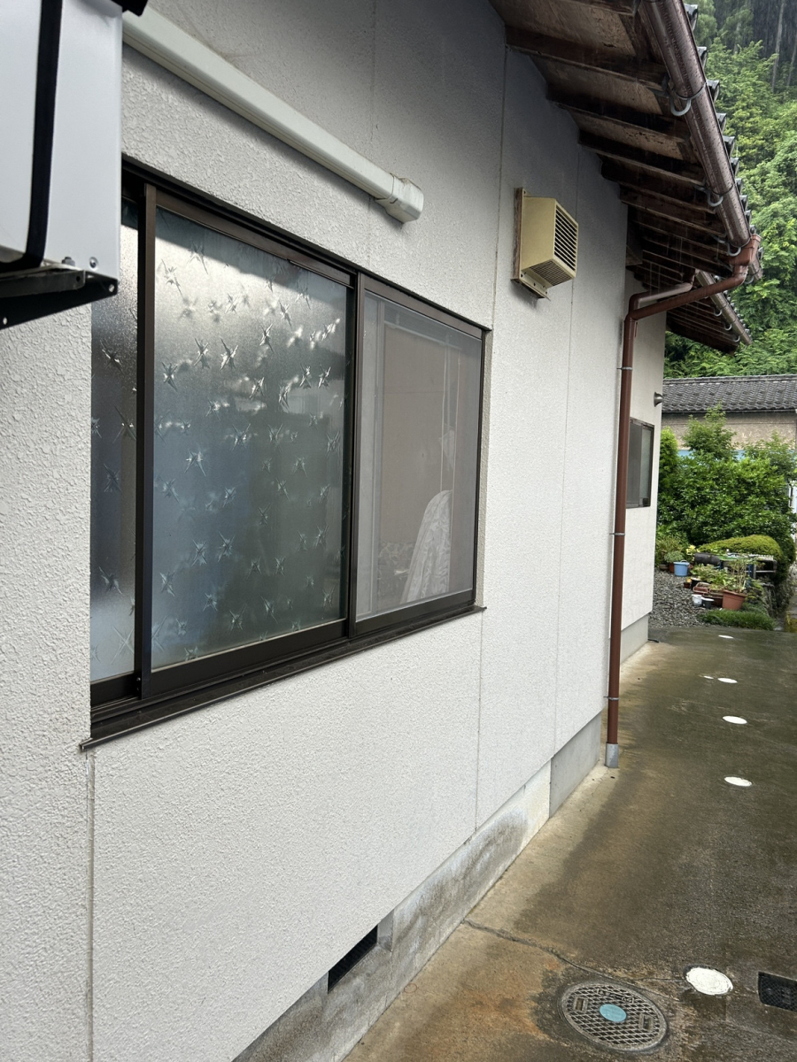 八鹿アルミ 福知山店のカバー工法で簡単・早い!【外窓交換】の施工前の写真1