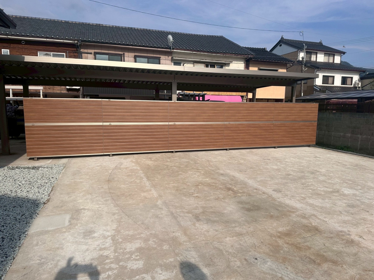 八鹿アルミ 福知山店の隣地や駐車場との境界線に!【フェンスの設置】の施工後の写真1