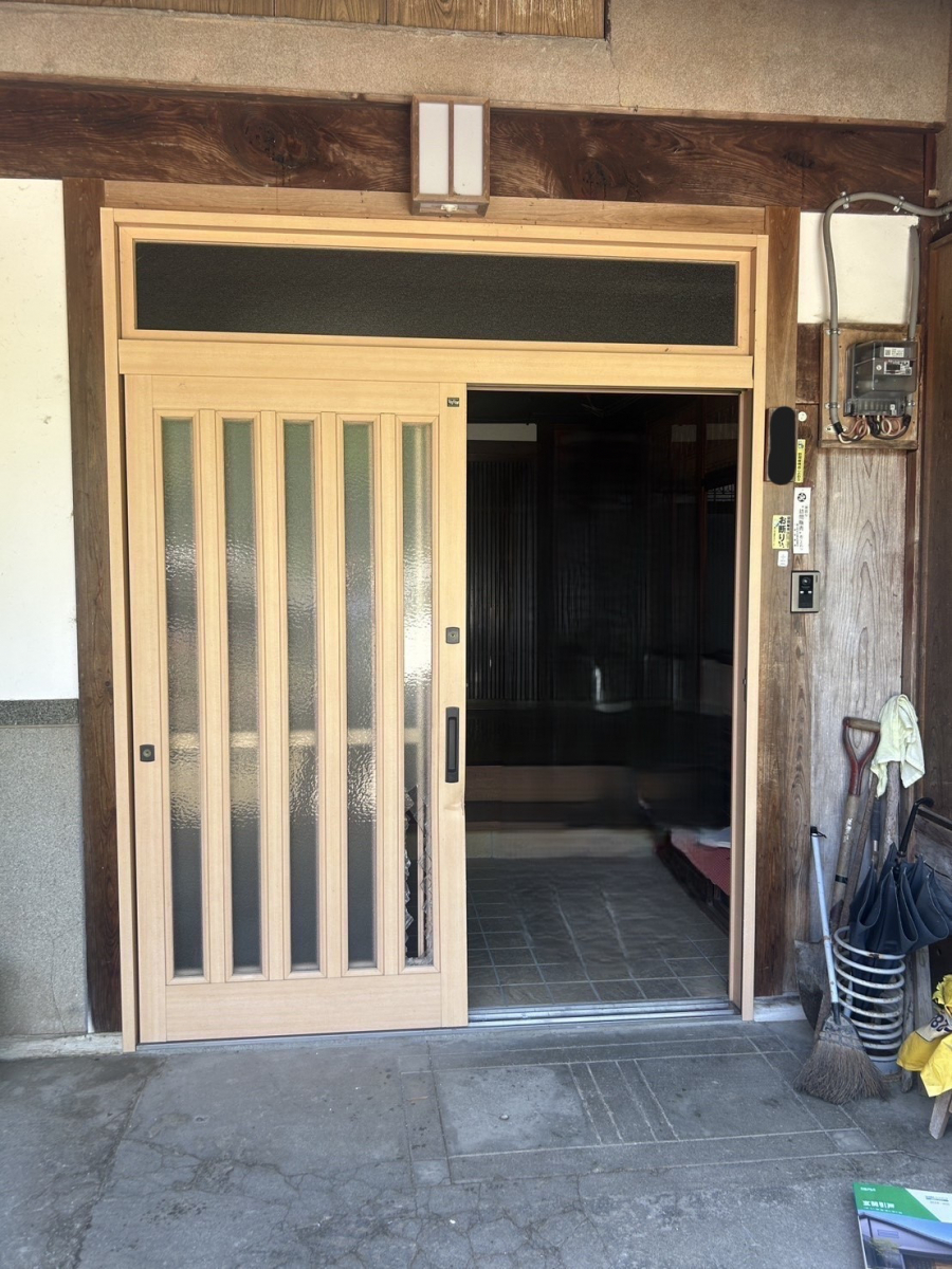八鹿アルミ 福知山店のたった1日で新しい玄関に！【玄関引戸の交換】の施工前の写真1