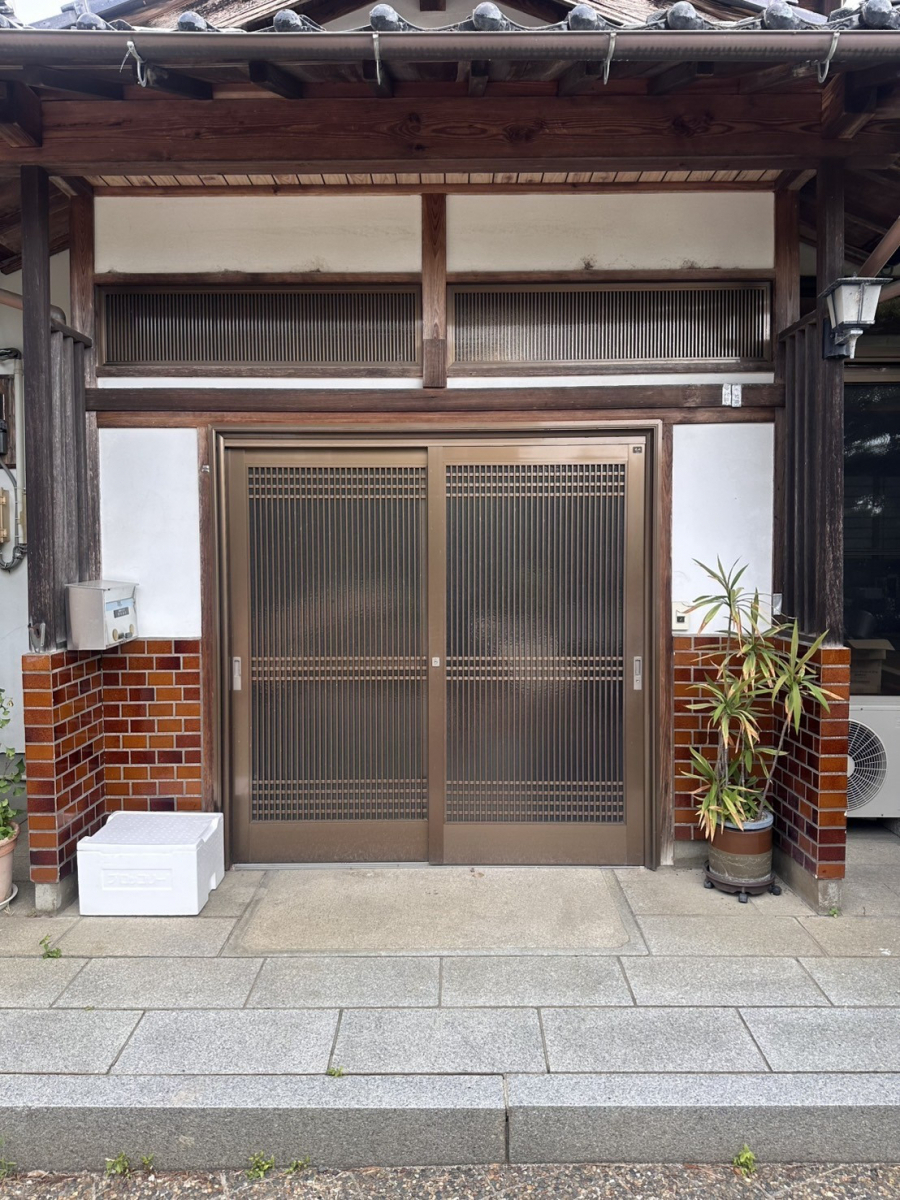 八鹿アルミ 福知山店の防犯性を上げる!【玄関引戸の交換】の施工前の写真1