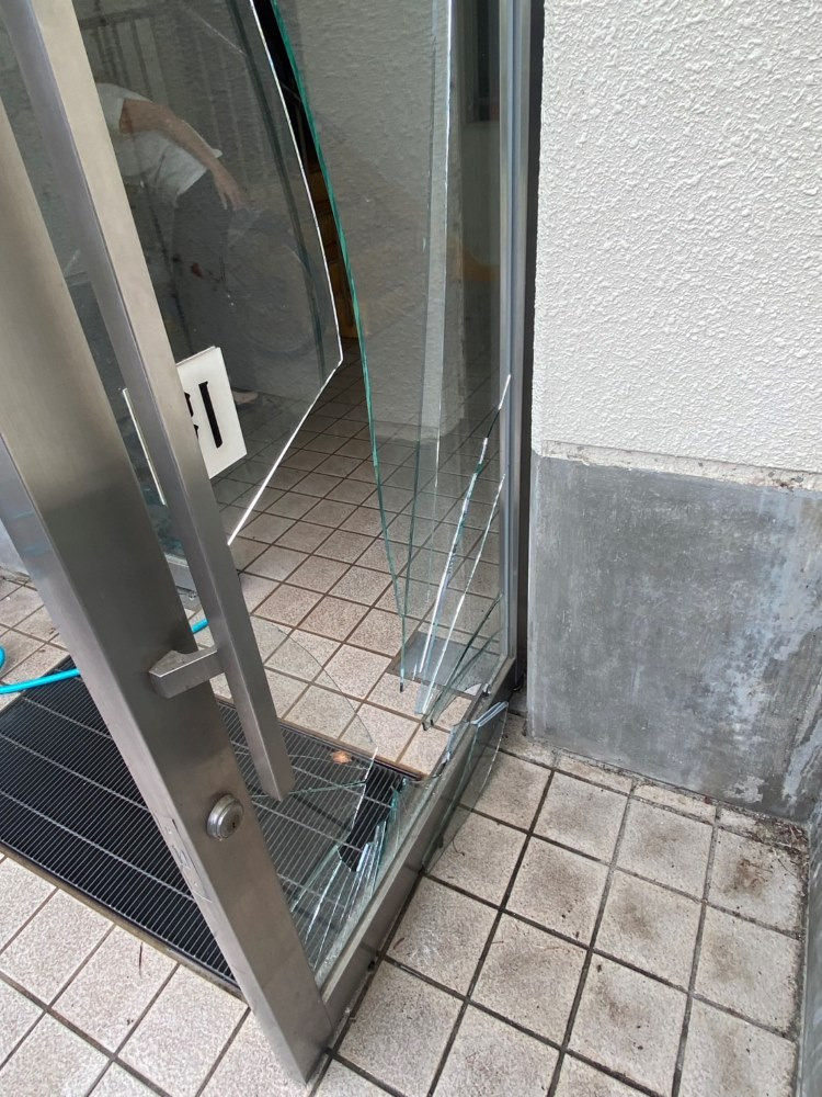 八鹿アルミ 福知山店の急なガラスの割れ・ヒビお任せください!【ガラス交換】の施工前の写真2