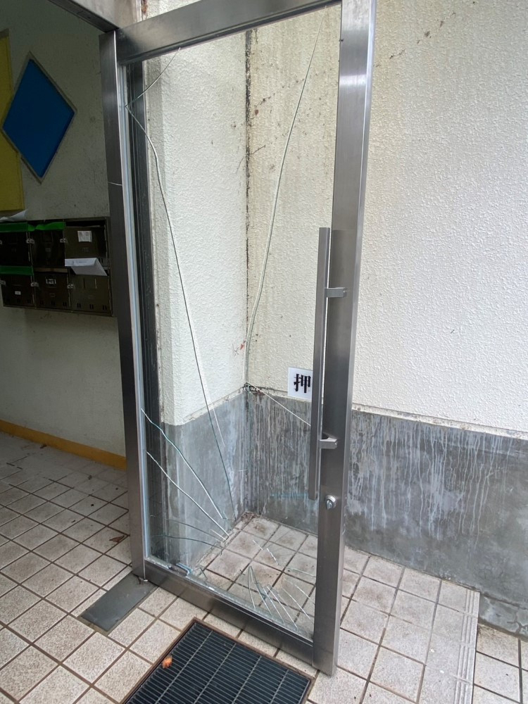 八鹿アルミ 福知山店の急なガラスの割れ・ヒビお任せください!【ガラス交換】の施工前の写真3