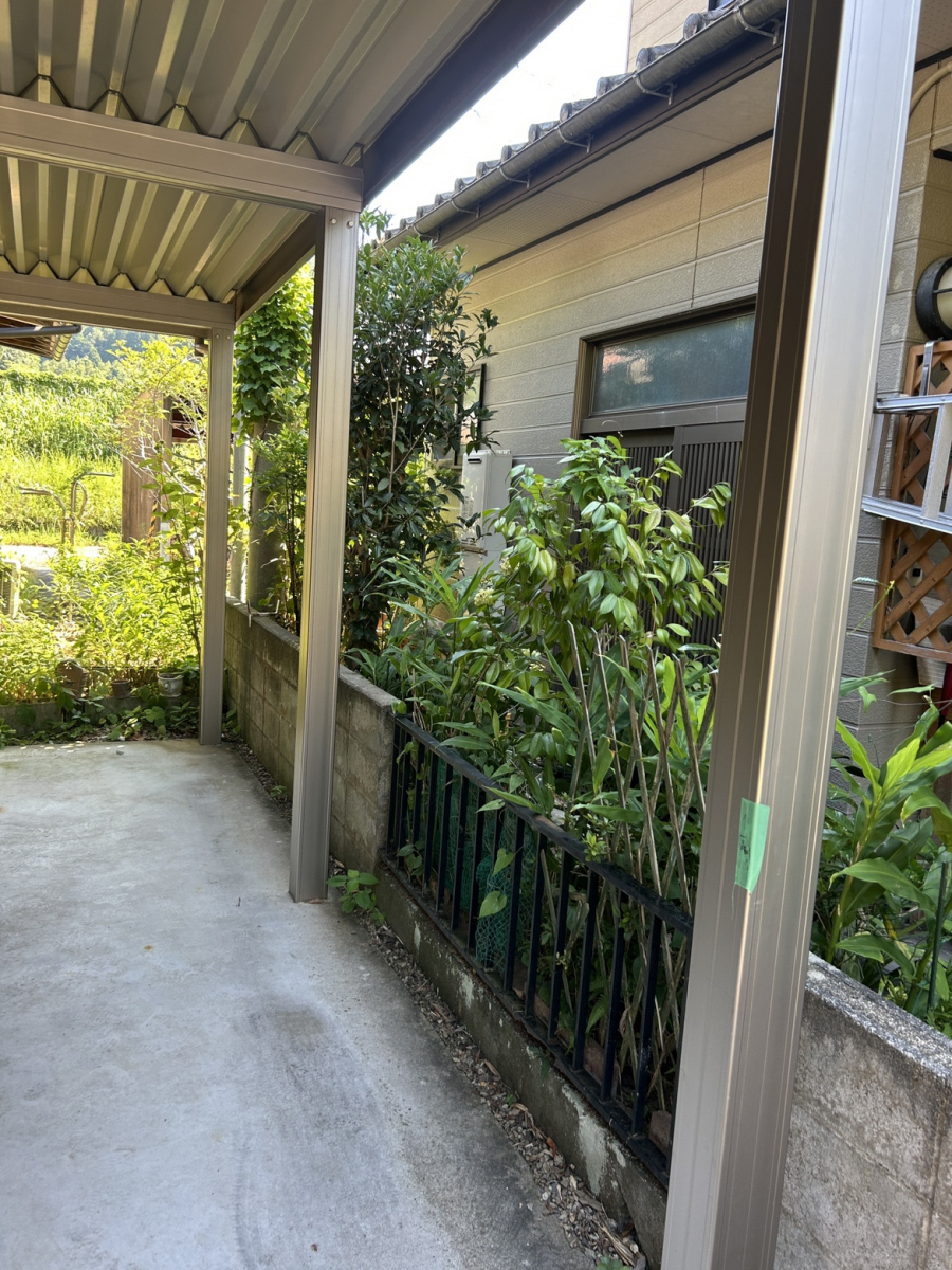 八鹿アルミ 福知山店の側面パネルで大切な車も安心！【側面パネルの設置】の施工前の写真1