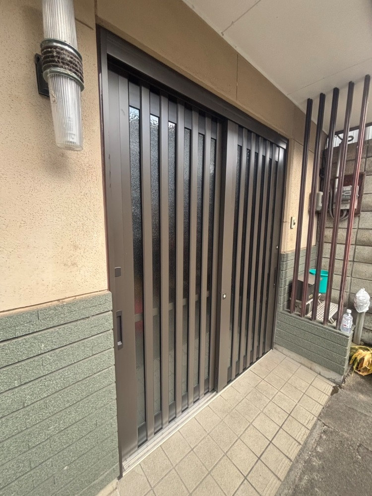 八鹿アルミ 福知山店の開け閉めしにくい玄関をリフォーム！【玄関引戸の交換】の施工後の写真1