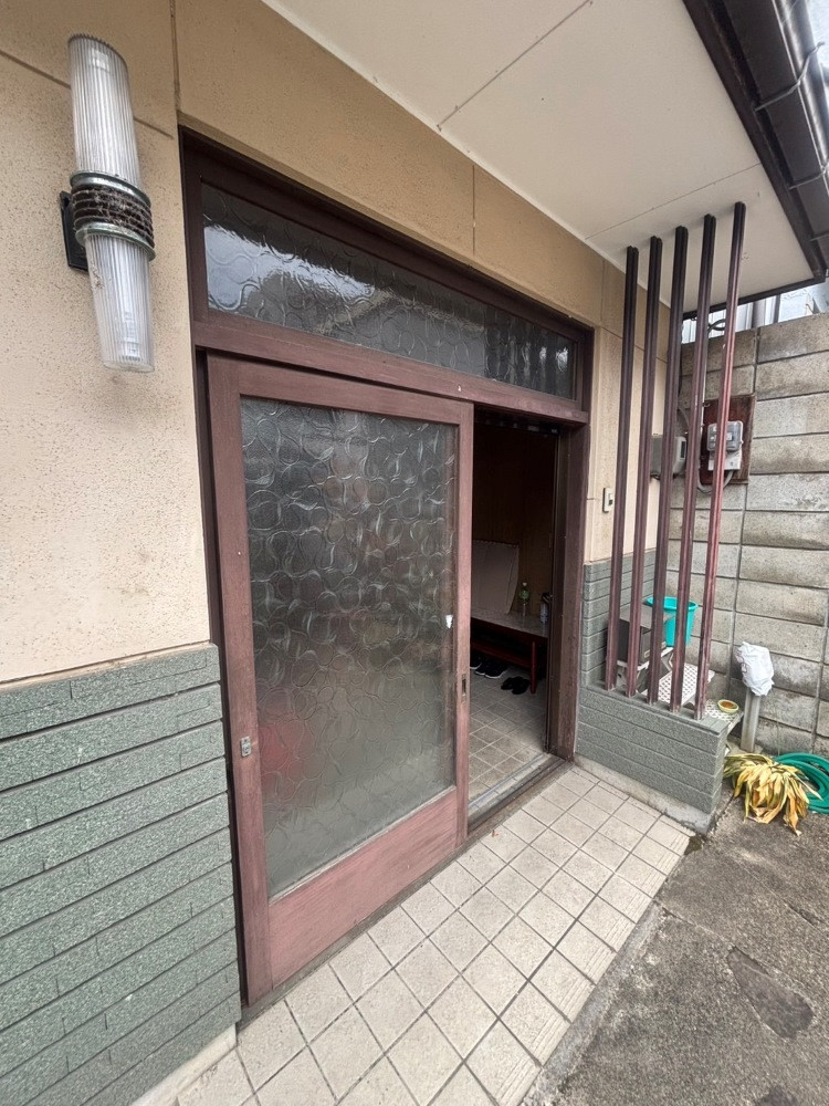 八鹿アルミ 福知山店の開け閉めしにくい玄関をリフォーム！【玄関引戸の交換】の施工前の写真1