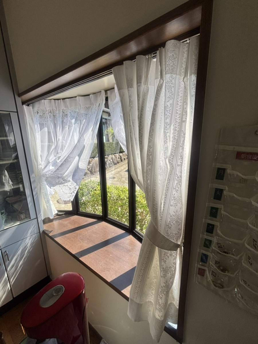 八鹿アルミ 福知山店の出窓に内窓つけられます！【内窓設置】の施工前の写真1