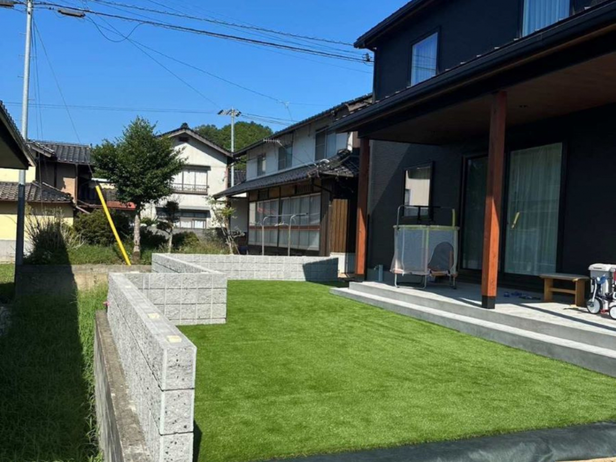 八鹿アルミ 福知山店の新築のお家に【フェンス設置】の施工前の写真1
