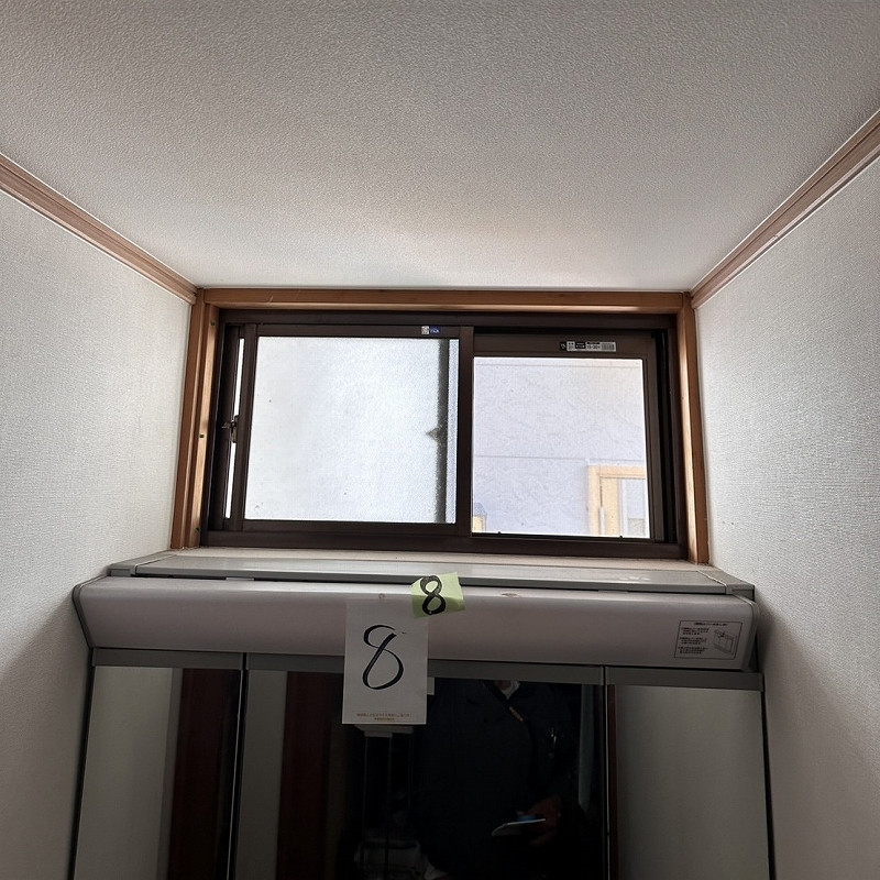 八鹿アルミ 福知山店の夏は暑く冬は冷えやすい洗面所に【内窓設置】の施工前の写真1