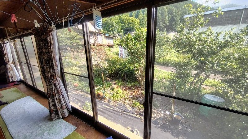 八鹿アルミ 福知山店の大開口で気持ちの良い縁側。【内窓設置】で更に快適にの施工前の写真1