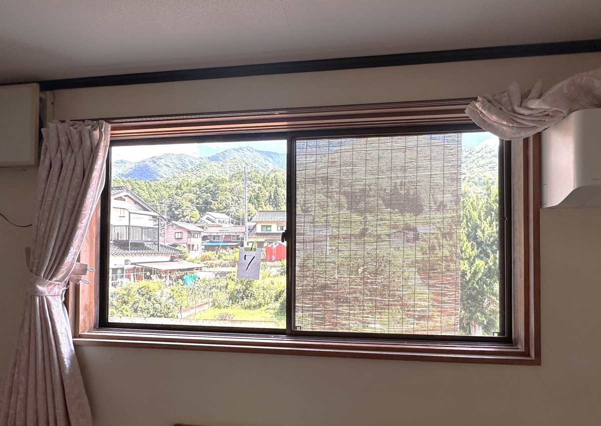 八鹿アルミ 福知山店のエアコンが手放せない期間が増えてきた昨今。【内窓設置】で快適なお家時間を!!の施工前の写真1