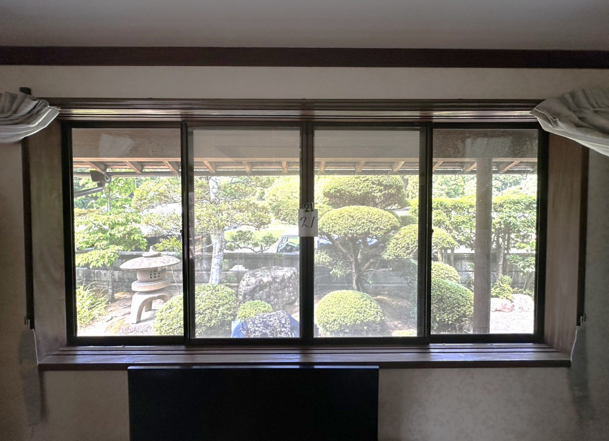 八鹿アルミ 福知山店の大開口の窓にこそ【内窓設置】の施工前の写真1