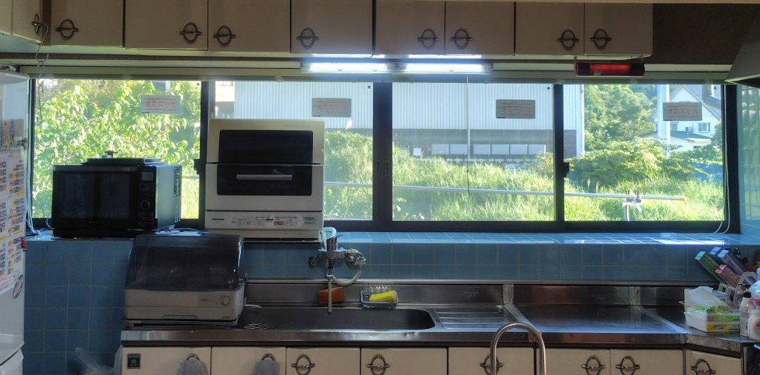 八鹿アルミ 福知山店の🍳タイル壁のキッチンもぽかぽかに!【内窓取付】で快適リフォーム✨の施工後の写真1