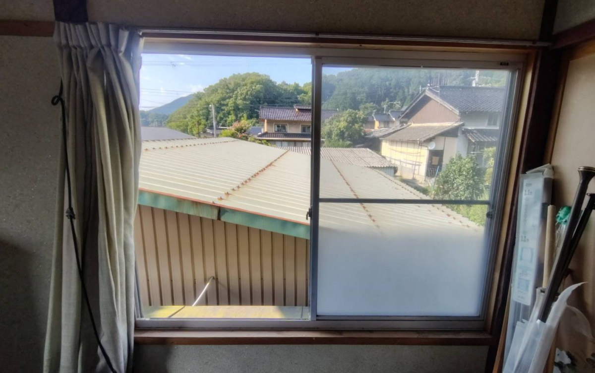 八鹿アルミ 福知山店の窓辺が寒いと感じたら…もしかしてアルミサッシかも？【内窓設置】の施工前の写真1