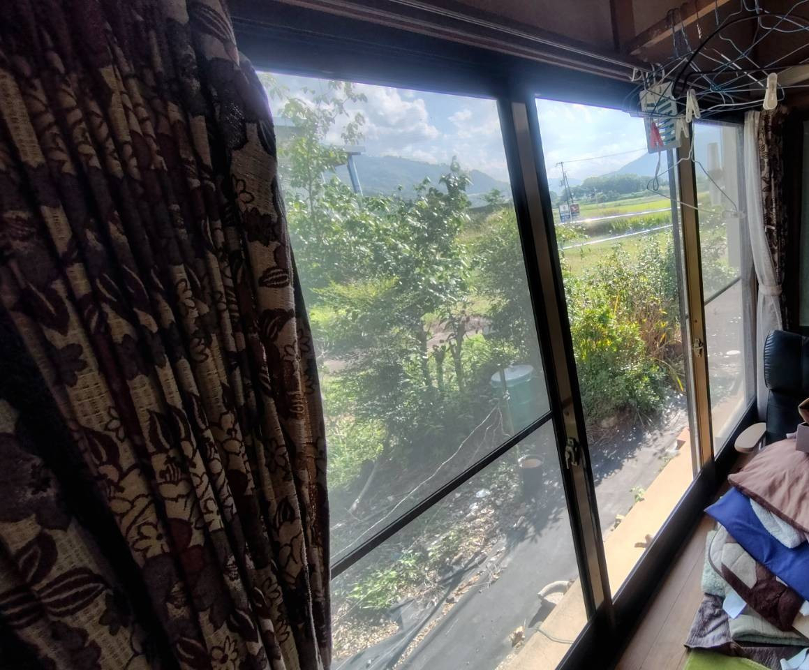 八鹿アルミ 福知山店の寝室の寒さ、もう我慢しなくて大丈夫！【内窓設置】の施工前の写真1