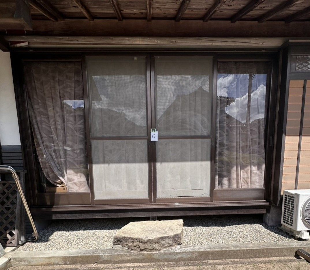八鹿アルミ 福知山店の“縁側の寒さ”もう我慢しない！【外窓交換】で快適空間に✨の施工前の写真1
