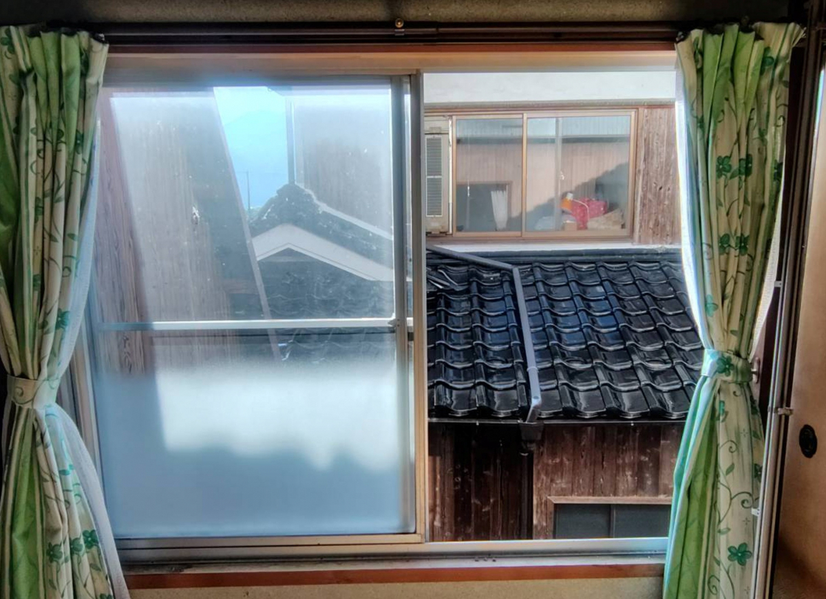 八鹿アルミ 福知山店の「なんで実家ってこんなに寒いの？」その答え、窓にあり。【内窓設置】の施工前の写真1