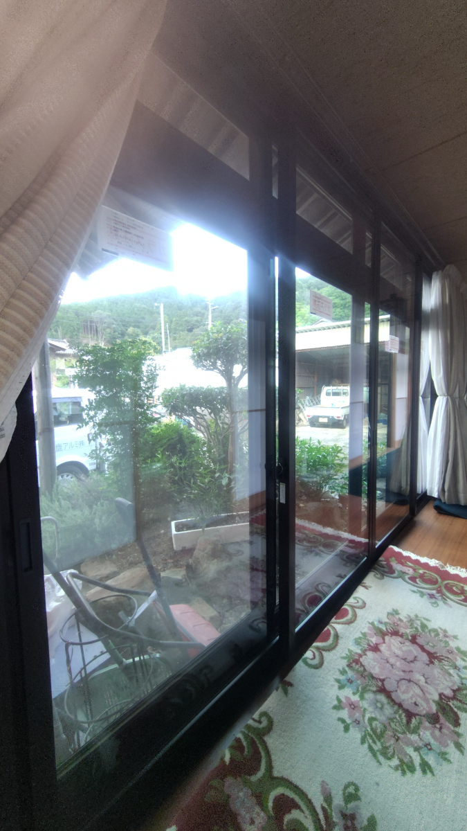 八鹿アルミ 福知山店の縁側の“壁一面窓”をまるっと断熱窓リフォーム！の施工後の写真2