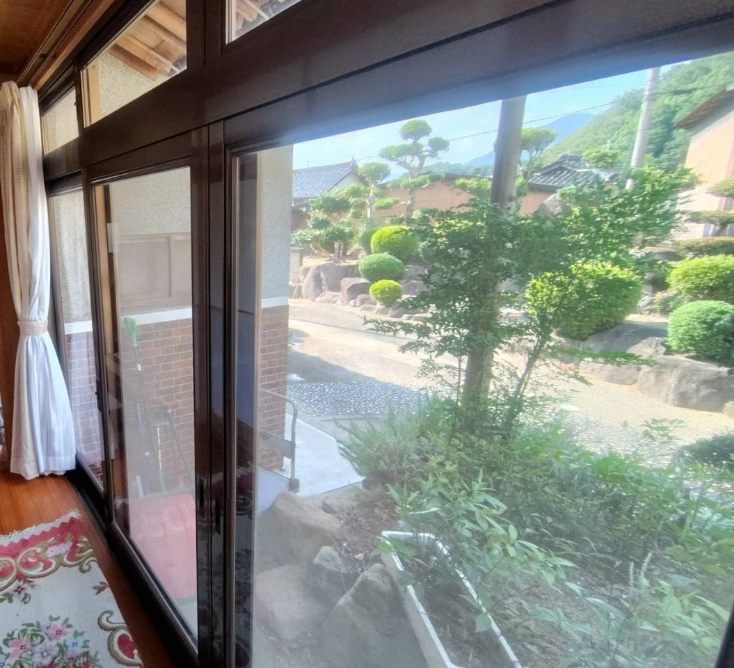 八鹿アルミ 福知山店の縁側の“壁一面窓”をまるっと断熱窓リフォーム！の施工前の写真1