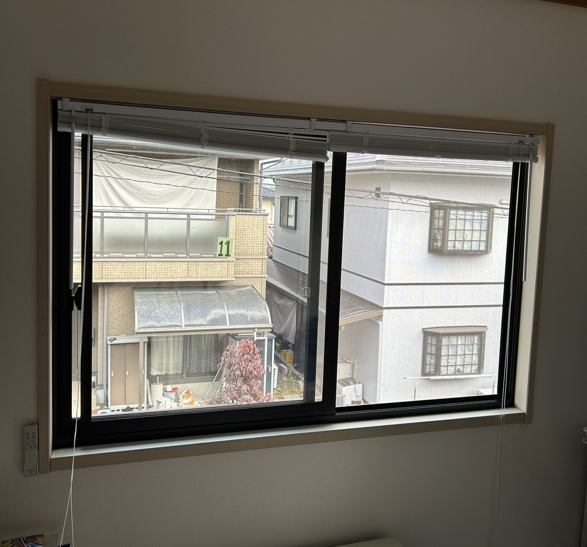 八鹿アルミ 福知山店のフレーム色でこんなに違う？【内窓設置】でお部屋の雰囲気チェンジ✨の施工前の写真1