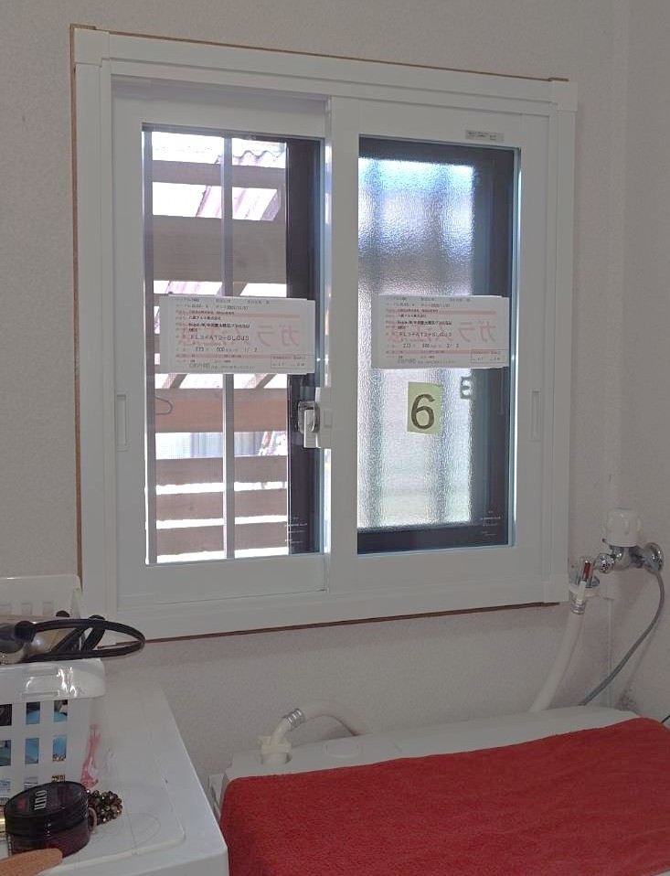 八鹿アルミ 福知山店の洗面所の“ひんやり”解消！【内窓設置】でヒートショック対策の施工後の写真1