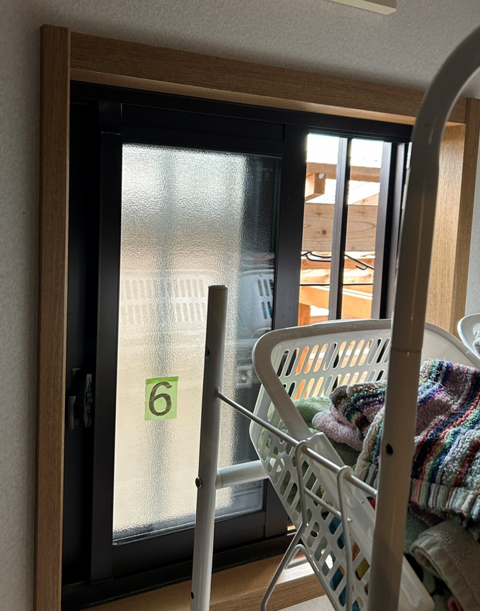 八鹿アルミ 福知山店の洗面所の“ひんやり”解消！【内窓設置】でヒートショック対策の施工前の写真1