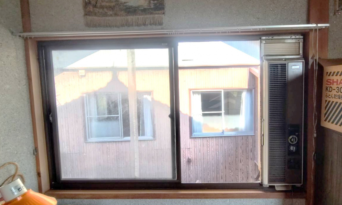 八鹿アルミ 福知山店の内窓を付けると掃除が大変？【内窓設置】の施工前の写真1