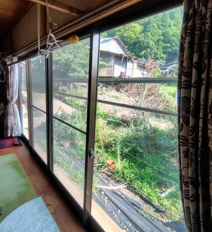 八鹿アルミ 福知山店の大きな窓だからこそ効果大！縁側の【内窓設置】で快適な毎日へ🏠の施工前の写真1